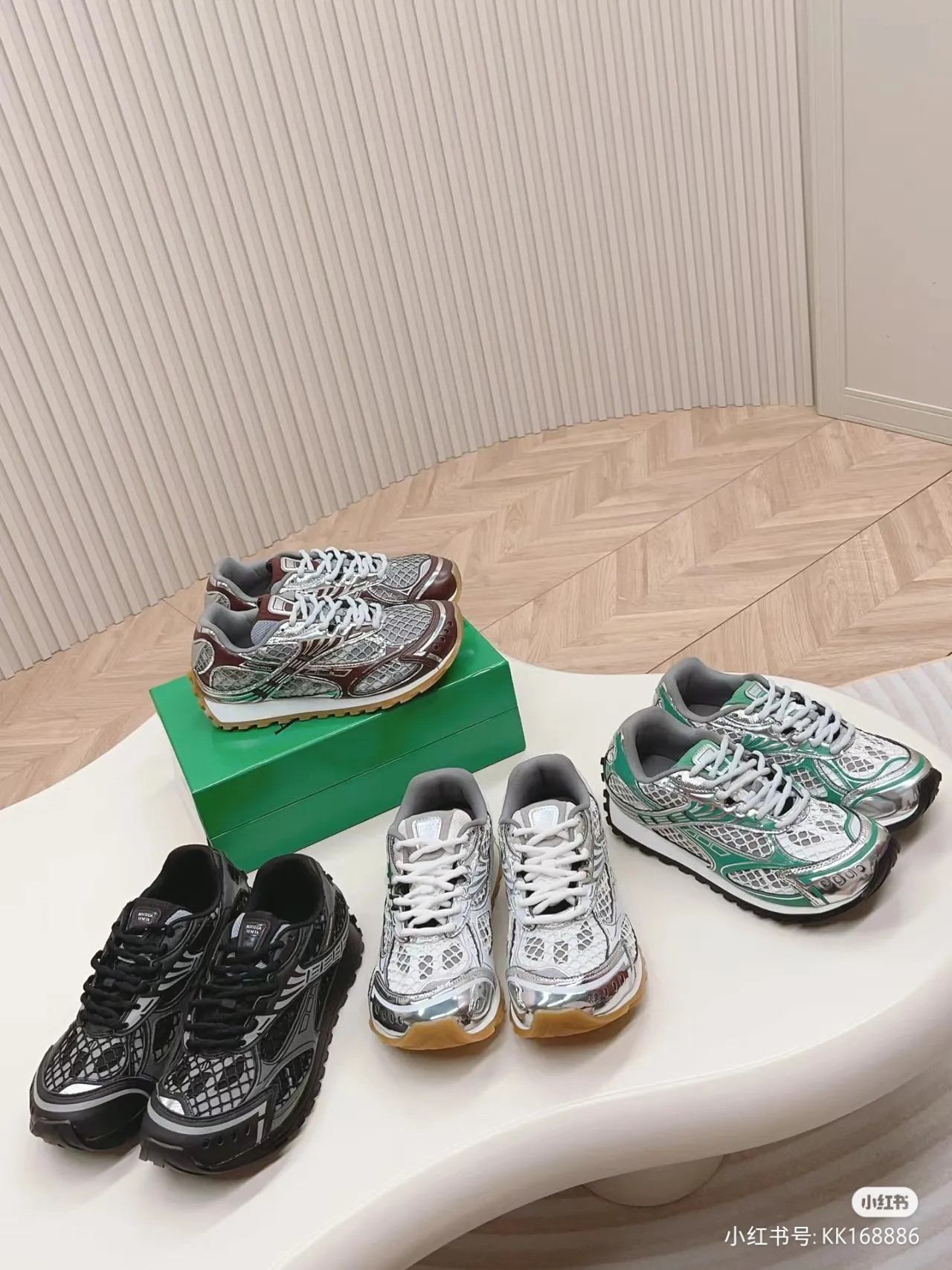 👟👟Ex-factory price 600👟👟 Top version (couples style) Bottega Veneta 23ss autumn and winter show style BV Orbit sneakers Wang Yibo same style couple style casual shoes dad shoes! Runner sneakers! Original purchase and development! Made of original lightweight technical mesh fabric, the same as the original version! The process is complicated! Paired with a rubber outsole designed with a geometric pattern, the high version of the Wang Zha series is actually much taller, but the legs still look slim. Very nice. Durable and durable to play with, standard and version-matching shoe packaging technology, look for high-end versions. The original outsole is exclusively molded, and the color-blocked TPU outsole is used. The material and weight are the same as the original! Size: #Female 35-41 (40 and 41 customized sizes are non-refundable) Male 39-45 (45 size customized are non-returnable and exchangeable)